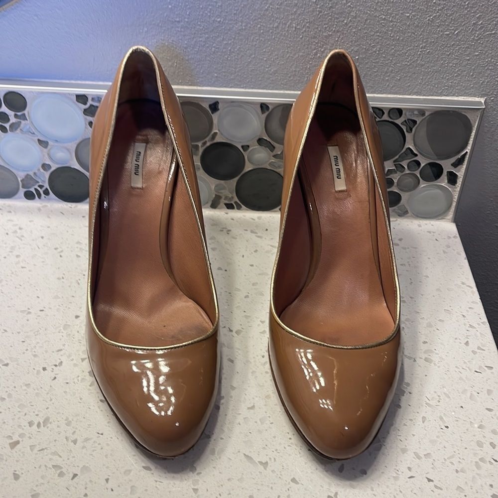 MIU Miu woman’s brown patent leather heels - Picture 2 of 16